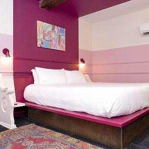 Room 27 Interior King